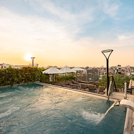 Grand Hotel Du Lac Hanoi Exteriör bild Rooftop pool at the hotel