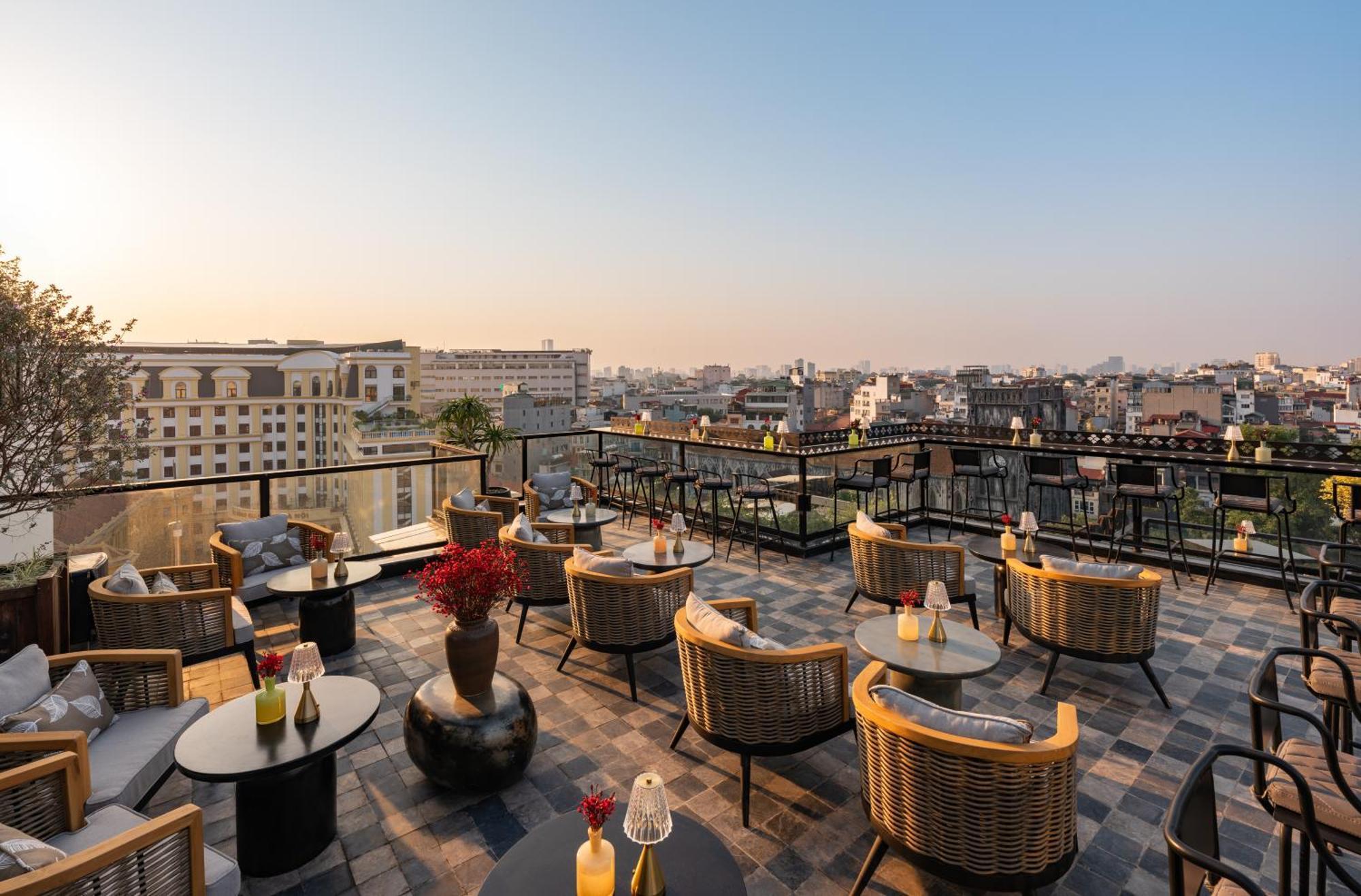 Grand Hotel Du Lac Hanoi Exteriör bild Rooftop bar at the hotel