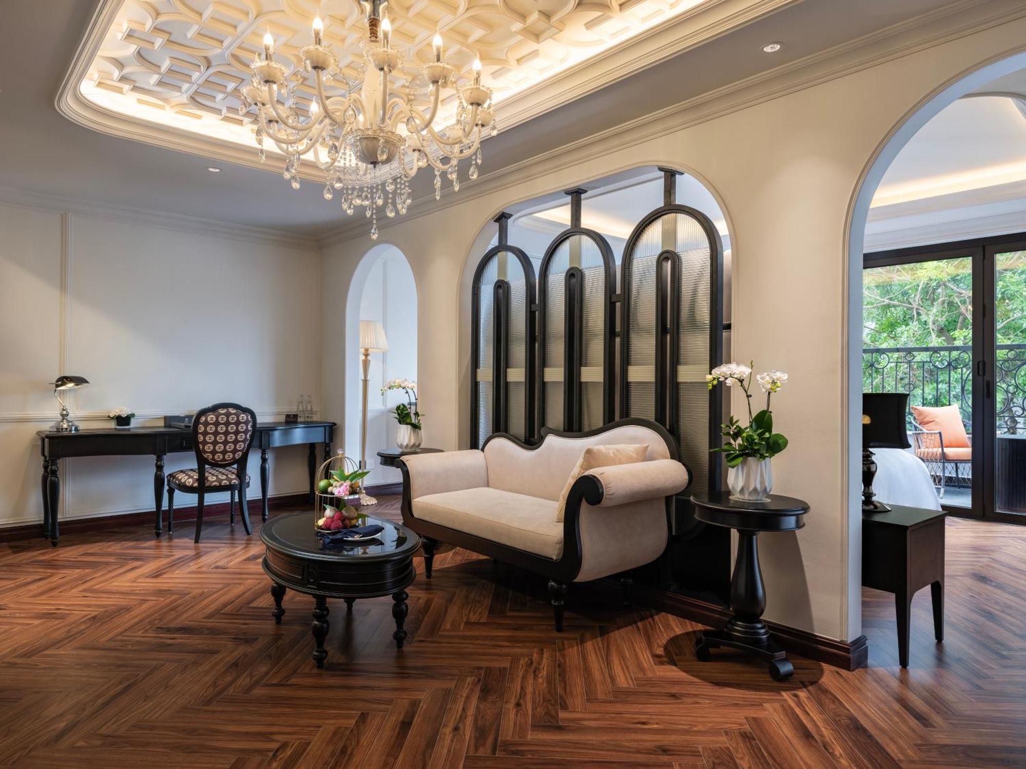 Grand Hotel Du Lac Hanoi Exteriör bild The living room of a suite at the Mandarin Oriental, Bangkok