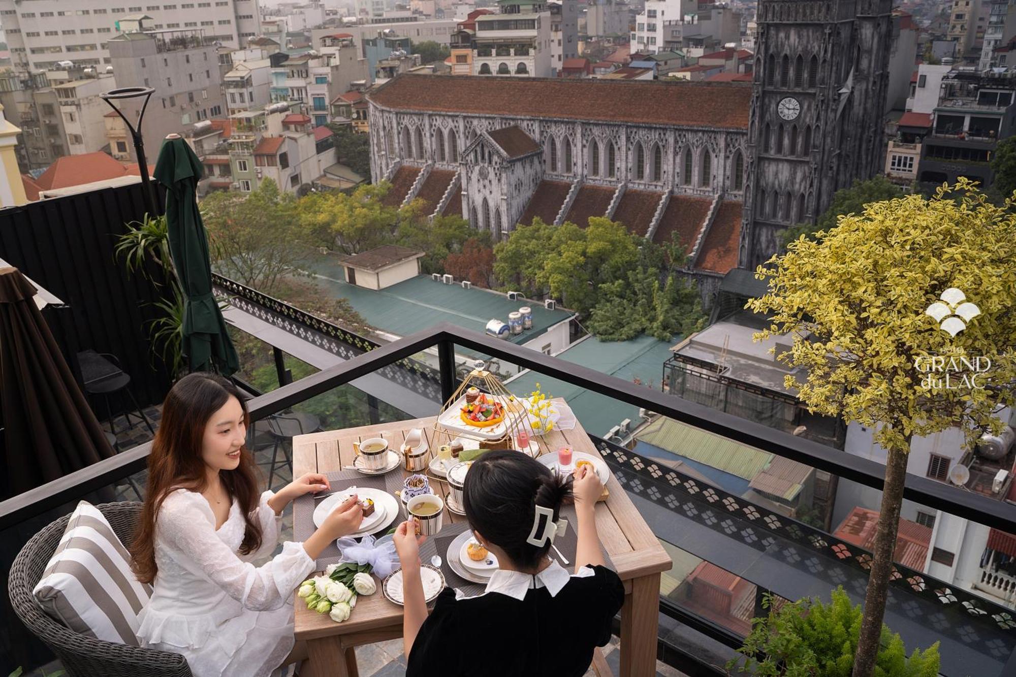 Grand Hotel Du Lac Hanoi Exteriör bild The view of the Saigon River from the rooftop bar