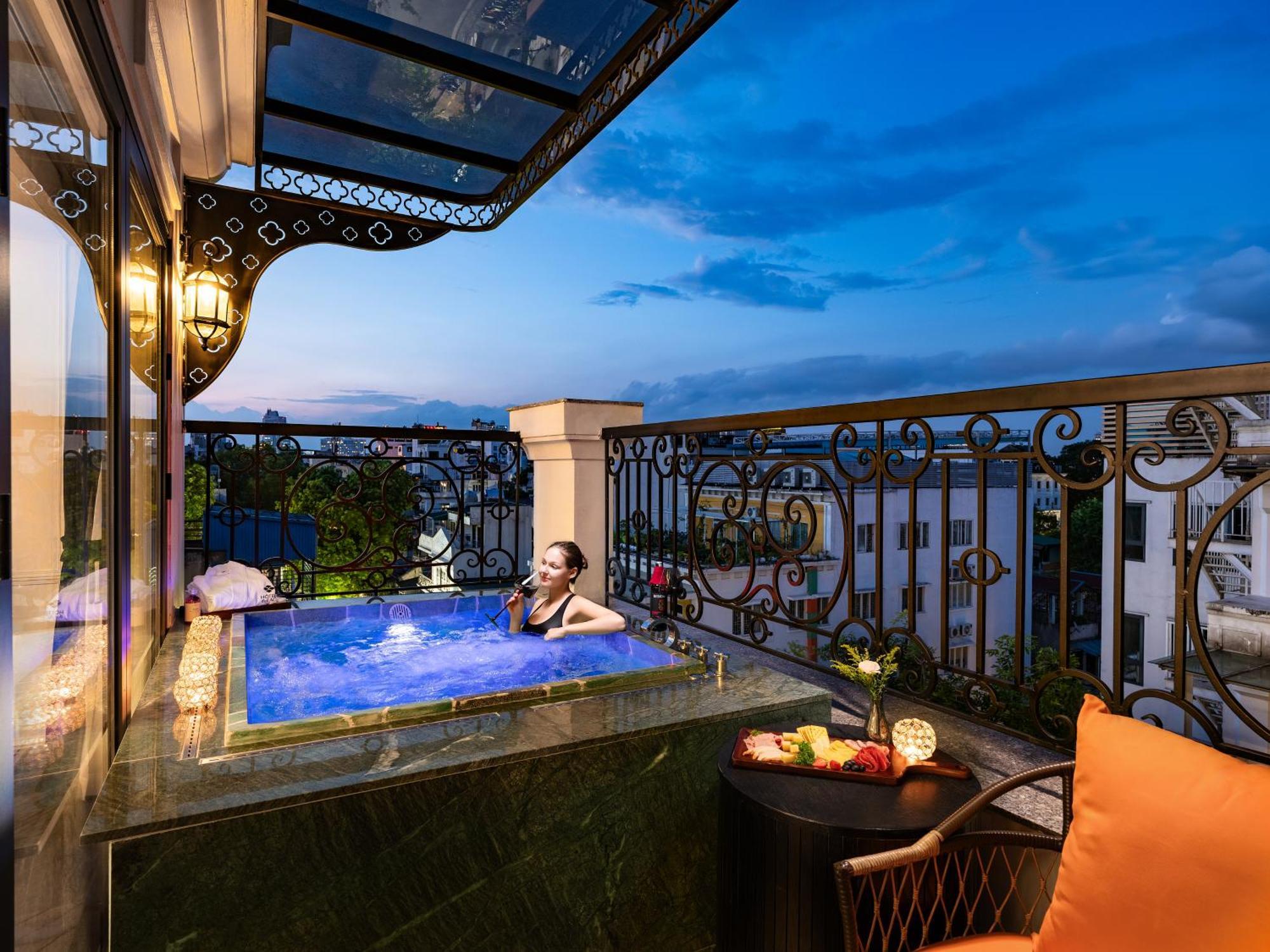 Grand Hotel Du Lac Hanoi Exteriör bild The hotel's rooftop pool