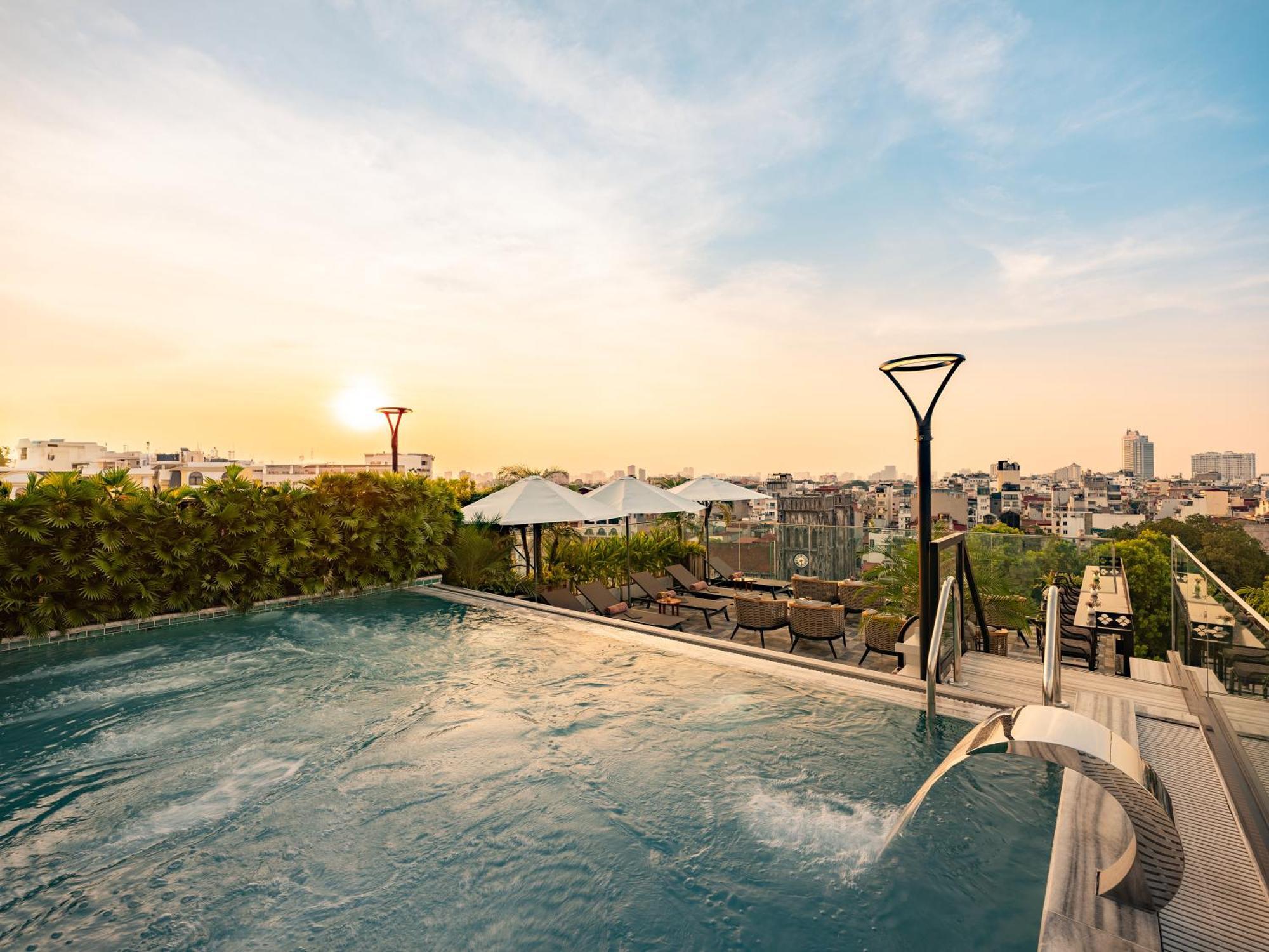 Grand Hotel Du Lac Hanoi Exteriör bild Rooftop pool at the hotel