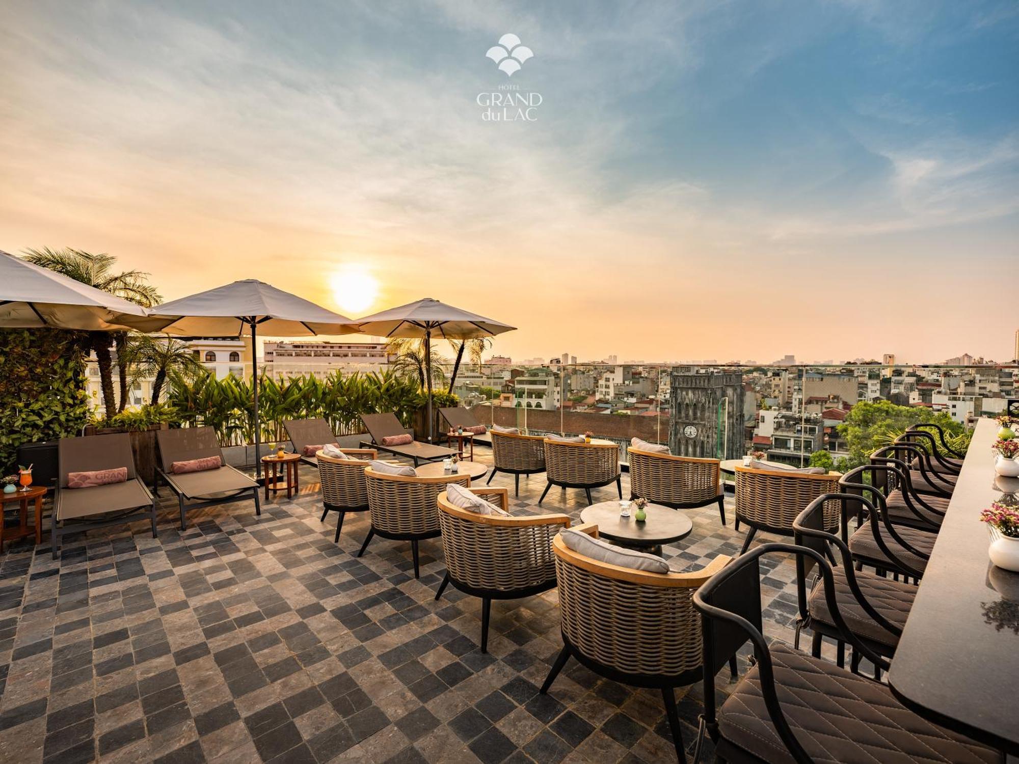 Grand Hotel Du Lac Hanoi Exteriör bild The 1980s rooftop bar